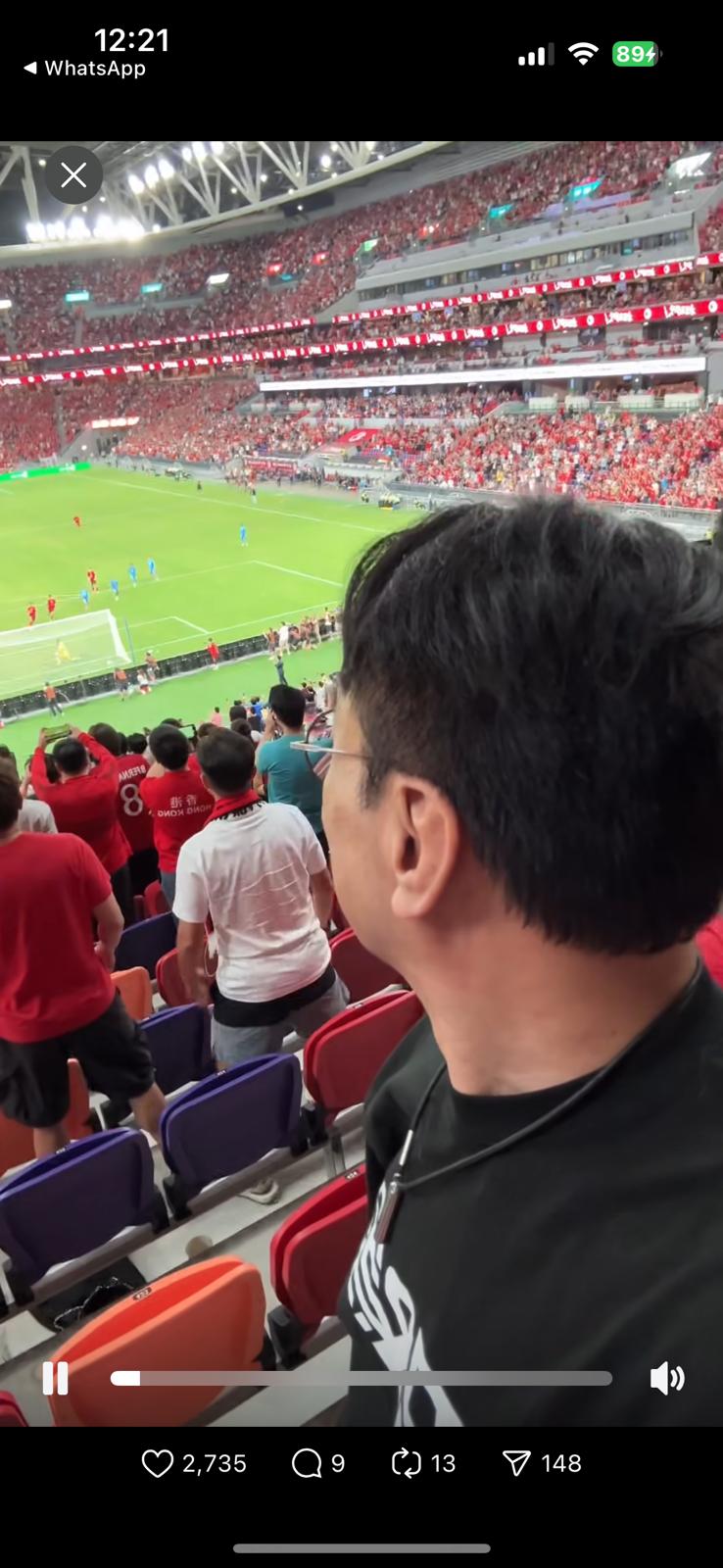 邹凯光同样坐在场内底层座位，但他的位置是底层座位的最高一排。